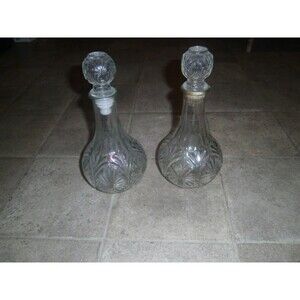 2 Anchor Hocking MEDALLION Decanter Star & cameo Decanters with Stoppers